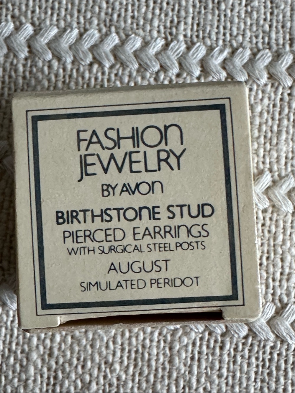 Avon Vintage 1983 Simulated Peridot Birthstone Stud Earrings - Green NIB - Picture 7 of 11